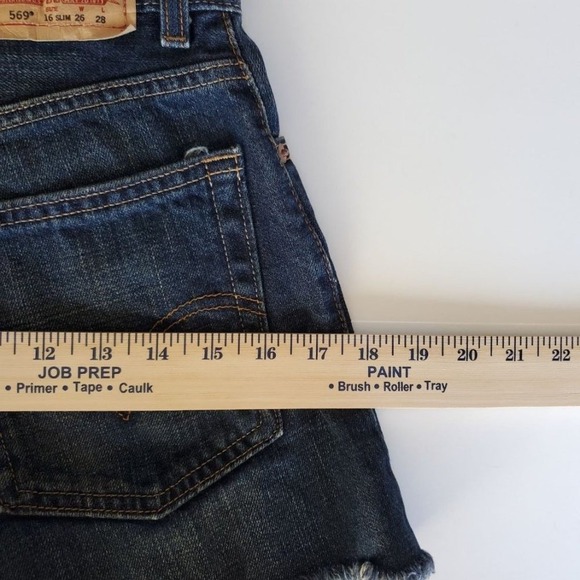 Levi's 569 Jean Shorts Womens Sz 26 Loose Straight Cutoff Fringe Medium Wash - Picture 8 of 8